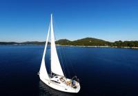 barcha a vela barca a vela nella baia del mare cielo blu yacht a vela vela